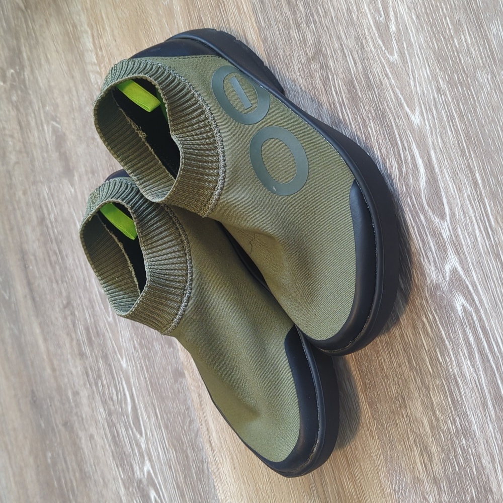 Oofos mens eezee mid shoe.